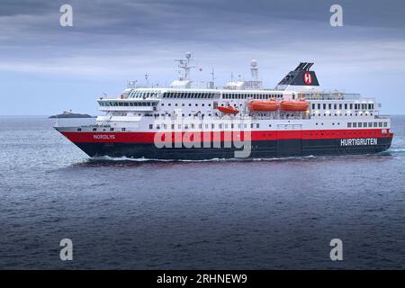 Die norwegische Hurtigruten-Fähre MS NORDLYS, die in Richtung Norden im Vestfjorden, Nordland, Norwegen segelt. 9. Mai 2023 Stockfoto