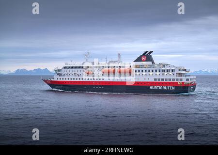 Die norwegische Hurtigruten-Fähre MS NORDLYS, die in Richtung Norden im Vestfjorden, Nordland, Norwegen segelt. 9. Mai 2023 Stockfoto