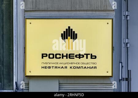 Moskau, Russland - 30. Juli 2023: Rosneft Öl Company Logo auf dem Gebäude in Moskau. Stockfoto