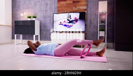 Schwangere In Einem Online-Fitnesskurs Stockfoto