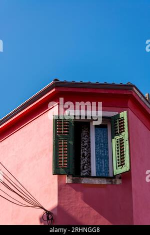 Rosafarbenes Haus mit grünen Fensterläden in der Altstadt, Rovinj, Istrien, Kroatien Stockfoto