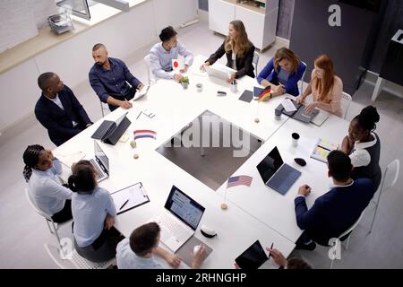 Politikertreffen Und Gruppendiskussion Mit Flaggen. Politische Konferenz Stockfoto