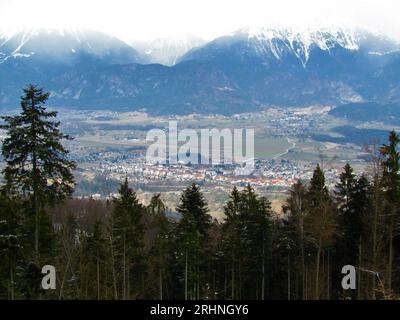 Blick auf die Stadt Radovljica in Gorenjska, Slowenien, umgeben von Feldern und waldbedeckten Bergen dahinter Stockfoto