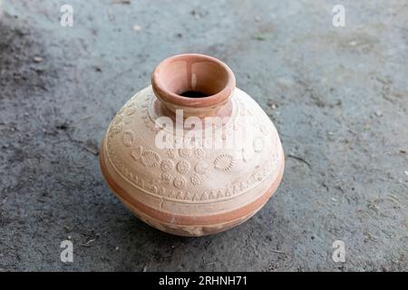 Handgefertigter Ton-Wassertopf. Selektiver Fokus. Stockfoto