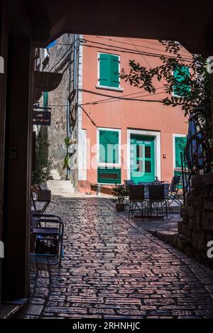 Malerische Kopfsteinpflasterstraße in der Altstadt, Rovinj, Istrien, Kroatien Stockfoto