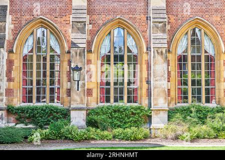 Ein Trio von Bogenfenstern im Speisesaal des Pembroke College, gegründet im 14. Jahrhundert, University of Cambridge, England Stockfoto