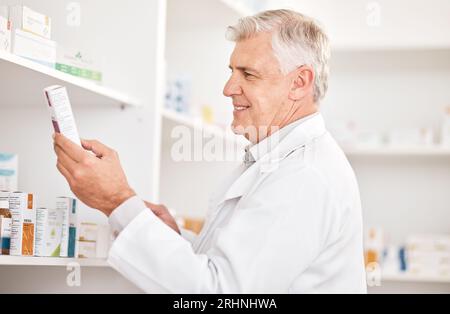 Gesundheitswesen, Produkt und ein älterer Mann in einer Apotheke auf der Suche nach verschreibungspflichtigen Medikamenten auf einem Regal. Box, medizinisch oder vertrauensvoll mit einem glücklichen Apotheker in A Stockfoto