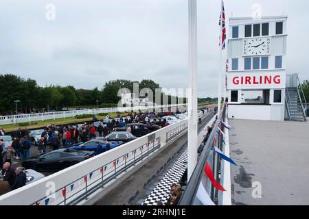 Die Autos reihten sich auf dem Rule Britannia Breakfast Club Meeting an, um das Queen's Platinum Jubilee, Goodwood Motorsport Circuit, Chichester, UK, zu feiern Stockfoto