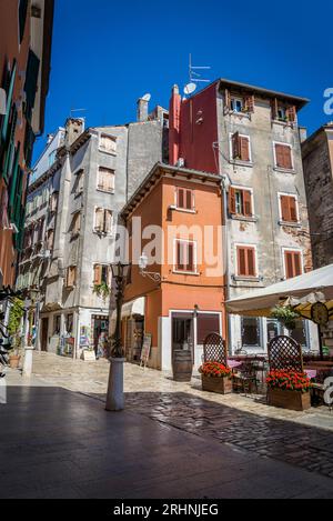 Malerische Kopfsteinpflasterstraße in der Altstadt, Rovinj, Istrien, Kroatien Stockfoto