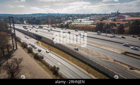 (230818) -- JOHANNESBURG, 18. August 2023 (Xinhua) -- dieses Foto vom 10. August 2023 zeigt die Autobahn N3 in Johannesburg, Südafrika. Südafrika, das diesen Monat den 15. BRICS-Gipfel abhalten wird, ist das südlichste Land Afrikas. Es ist das einzige Land der Welt mit drei Hauptstädten, mit Pretoria als Verwaltungshauptstadt, Kapstadt als Legislativhauptstadt und Bloemfontein als Justizhauptstadt. Weitere große Städte sind Johannesburg und Durban. Südafrika hat ein angenehmes Klima und berühmte Touristenziele wie Cape of Good Hope, Kruger National Park und den Tafelberg, Stockfoto