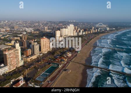 (230818) -- DURBAN, 18. August 2023 (Xinhua) -- dieses Luftbild vom 18. Oktober 2019 zeigt eine Stadtansicht von Durban, Südafrika. Südafrika, das diesen Monat den 15. BRICS-Gipfel abhalten wird, ist das südlichste Land Afrikas. Es ist das einzige Land der Welt mit drei Hauptstädten, mit Pretoria als Verwaltungshauptstadt, Kapstadt als Legislativhauptstadt und Bloemfontein als Justizhauptstadt. Weitere große Städte sind Johannesburg und Durban. Südafrika hat ein angenehmes Klima und berühmte Touristenziele wie Cape of Good Hope, Kruger National Park und der Tafelberg, att Stockfoto