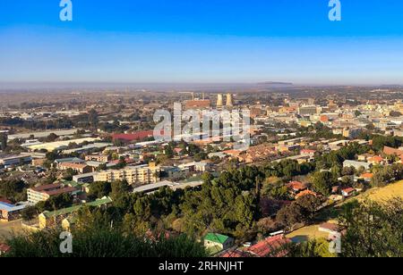 (230818) -- BLOEMFONTEIN, 18. August 2023 (Xinhua) -- dieses Foto vom 14. August 2023 zeigt einen Blick auf Bloemfontein, Südafrika. Südafrika, das diesen Monat den 15. BRICS-Gipfel abhalten wird, ist das südlichste Land Afrikas. Es ist das einzige Land der Welt mit drei Hauptstädten, mit Pretoria als Verwaltungshauptstadt, Kapstadt als Legislativhauptstadt und Bloemfontein als Justizhauptstadt. Weitere große Städte sind Johannesburg und Durban. Südafrika hat ein angenehmes Klima und berühmte Touristenziele wie Cape of Good Hope, Kruger National Park und der Tafelberg, AT Stockfoto