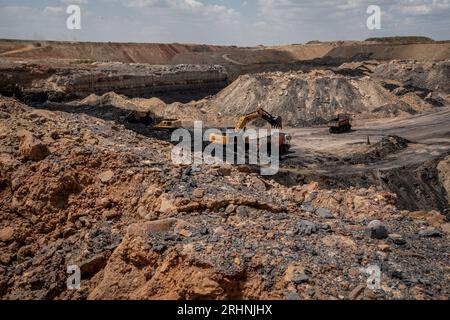 (230818) -- MPUMALANGA, 18. August 2023 (Xinhua) -- Bergbaufahrzeuge werden in einer Kohlemine in der Provinz Mpumalanga, Südafrika, am 16. März 2023 gesehen. Südafrika, das diesen Monat den 15. BRICS-Gipfel abhalten wird, ist das südlichste Land Afrikas. Es ist das einzige Land der Welt mit drei Hauptstädten, mit Pretoria als Verwaltungshauptstadt, Kapstadt als Legislativhauptstadt und Bloemfontein als Justizhauptstadt. Weitere große Städte sind Johannesburg und Durban. Südafrika hat ein angenehmes Klima und berühmte Touristenziele wie Cape of Good Hope, Kruger National Park und The Table Stockfoto