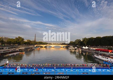 Paris, Frankreich. August 2023. Beginn der Tour während der Testveranstaltung der Olympischen und Paralympischen Spiele 2023 am 17. Bis 20. August 2023 in Paris, Frankreich - Foto Germain Hazard/FFTRI/DPPI Guthaben: DPPI Media/Alamy Live News Stockfoto