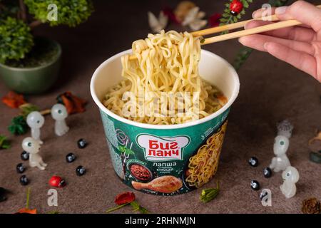 Russland, Moskau - 16. JUNI 2023: Instant-Nudeln mit Huhn und Gemüse großes Mittagessen in einer runden Kartonverpackung. Beliebtes Gericht in Russland. Die Idee, o Stockfoto