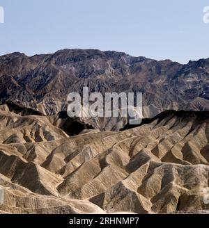 Die berühmten farbigen Berge, die von zabriskie Point aus zu sehen sind; Wandern in der goldenen Schlucht im Death Vvalley Nationalpark, Kalifornien, USA Stockfoto