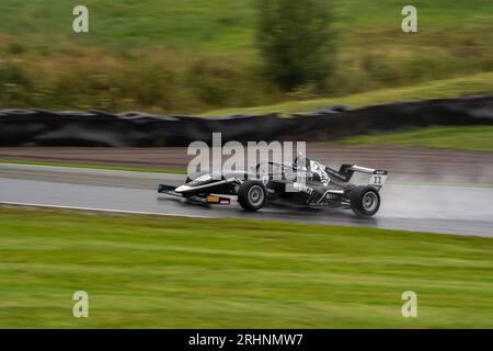 Britische F4-Meisterschaft Louis SHARP #11 (Rodin Carlin) auf dem Knockhill Racing Circuit Stockfoto