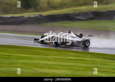 Der britische F4 William MACINTYRE #5 Hitech Pulse-Eight auf dem Knockhill Racing Circuit Stockfoto