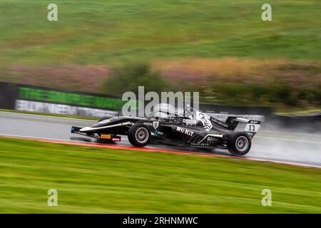 Britische F4-Meisterschaft Louis SHARP #11 (Rodin Carlin) auf dem Knockhill Racing Circuit Stockfoto