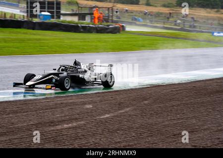 Britische F4-Meisterschaft Louis SHARP #11 (Rodin Carlin) auf dem Knockhill Racing Circuit Stockfoto