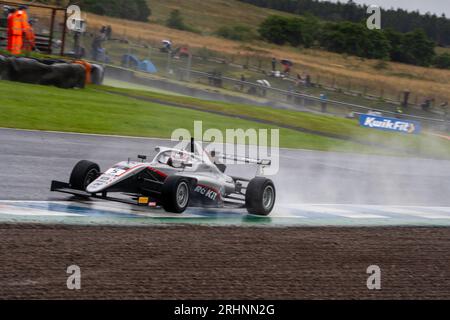 Der britische F4 William MACINTYRE #5 Hitech Pulse-Eight auf dem Knockhill Racing Circuit Stockfoto