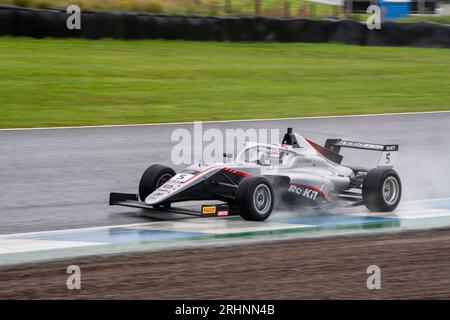 Der britische F4 William MACINTYRE #5 Hitech Pulse-Eight auf dem Knockhill Racing Circuit Stockfoto