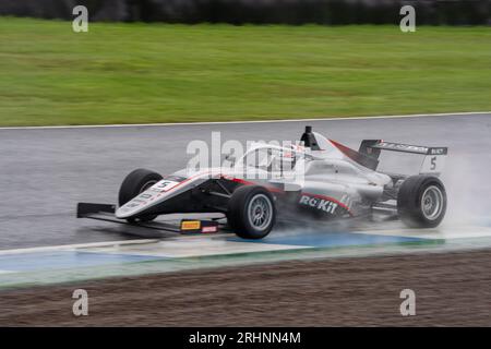 Der britische F4 William MACINTYRE #5 Hitech Pulse-Eight auf dem Knockhill Racing Circuit Stockfoto