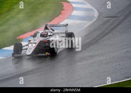 Der britische F4 William MACINTYRE #5 Hitech Pulse-Eight auf dem Knockhill Racing Circuit Stockfoto