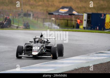 Britische F4-Meisterschaft Louis SHARP #11 (Rodin Carlin) auf dem Knockhill Racing Circuit Stockfoto