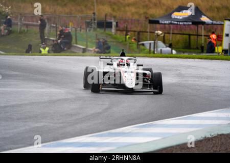 Der britische F4 William MACINTYRE #5 Hitech Pulse-Eight auf dem Knockhill Racing Circuit Stockfoto