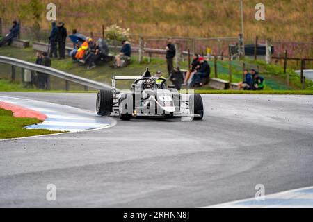 Britische F4-Meisterschaft Louis SHARP #11 (Rodin Carlin) auf dem Knockhill Racing Circuit Stockfoto