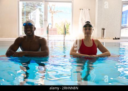 Schwimmer, die im Sportbecken für die Kamera posieren Stockfoto