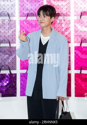 Seoul, Südkorea. August 2023. Der südkoreanische Schauspieler Gong Myung, Fototermin für die Eröffnung des Bao Bao Issey Miyake „Bao Bao Voice“-Pop-up-Stores am 18. August 2023 in Seoul, Südkorea. (Foto: Lee Young-ho/SIPA USA) Credit: SIPA USA/Alamy Live News Stockfoto