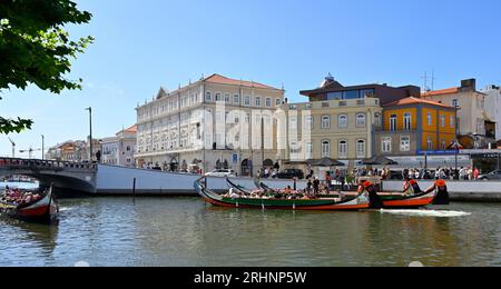 Das Stadtzentrum von Aveiro legt an mit traditionellen Touristenbooten, Moliceiros, Portugal Stockfoto