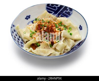 Biangbiang-Nudeln, chinesische Shaanxi-Küche isoliert auf weißem Hintergrund Stockfoto