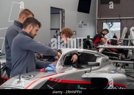 Formel 4 Knockhill Sunday Hitech GP-Wagen wird vorbereitet Stockfoto