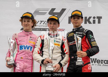 Formel 4 Knockhill Sunday Podium Douwe Dedecker, Gabriel Stilp und JOSH IRFAN Stockfoto