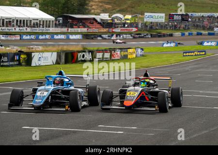 Formel 4 Knockhill Sunday Kai DARYANANI & Coskun IRFAN Pit Straight Stockfoto