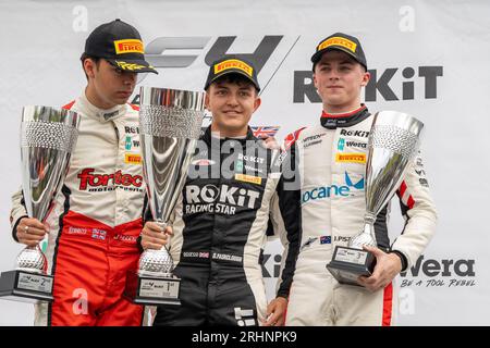 Formel 4 Knockhill Sunday Podium James Higgins, DEAGEN FAIRCLOUGH und James Piszcyk Stockfoto