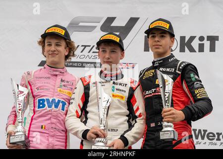 Formel 4 Knockhill Sunday Podium Douwe Dedecker, Gabriel Stilp und JOSH IRFAN Stockfoto