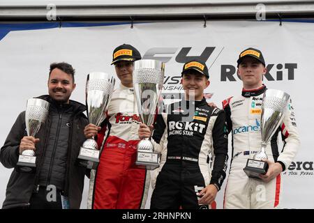 Formel 4 Knockhill Sunday Podium James Higgins, DEAGEN FAIRCLOUGH und James Piszcyk Stockfoto