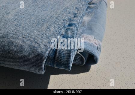 Nahtlinien aus blauem Jeansstoff. Vielseitiges Element für Mode- und Bekleidungsdesign-Projekte. Stockfoto