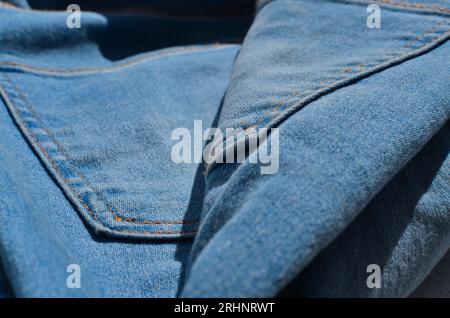 Nahaufnahme von Nählinien einer Jeans, die die Sorgfalt und das Können im Herstellungsprozess zeigt. Ideal für Mode- und stilbezogene Projekte. Stockfoto