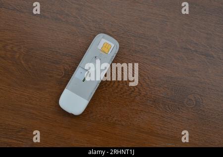 Die neueste Generation des USB 5G-Modems schließt sich für eine Internetverbindung und ermöglicht so eine schnelle, effiziente und moderne Verbindung. 5G-Chip-Technologie sorgt für mobile Geschwindigkeit Stockfoto