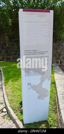 Touristische Informationen in Gallego/Castellano die Geschichte der isla Peña Grande de San Antón, wo die Burg San Anton gebaut wurde, Eine Coruña Galicien Spanien Stockfoto