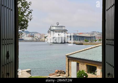 Blick durch die Türen am Eingang zum Schloss San Anton mit dem Passagierschiff MSC Virtuosa, das im Hafen von A Coruña Galicien Spanien liegt Stockfoto