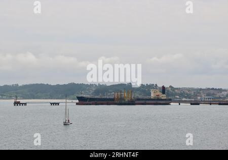 Yufu Crown Tankschiff für chemische Ölprodukte, das an einer Anlegestelle im Hafen A Coruña Galicien Spanien angedockt wurde Stockfoto