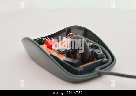 Offene Computermaus mit freiliegender elektronischer Schaltung für Wartung, Symbol der Technologie und moderner Computertechnik. Perfekt für Technologiekonzepte, Digit Stockfoto