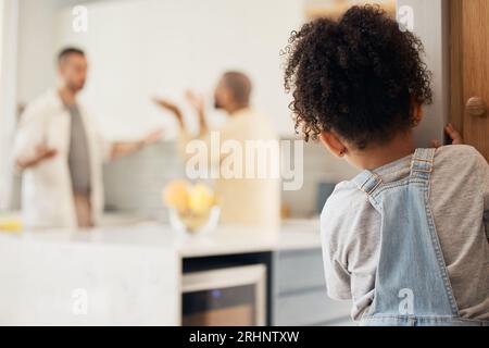 LGBT, Scheidung und ein Mädchen, das schwule Eltern beobachtet, wie sie in der Küche mit Stress, Sorge oder Angst in ihrem Zuhause streiten. Familien-, Krisen- und homosexuelle Männerstreitigkeiten Stockfoto