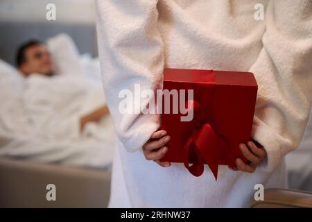 Nahaufnahme der roten Geschenkbox in den Händen der Frau Stockfoto